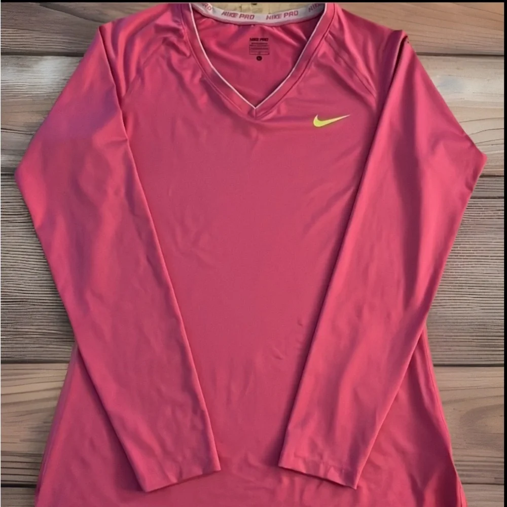 Nike Pro‎ Athletic Wear Shirt